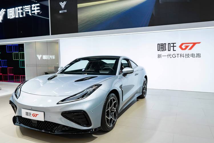 佛山287哪吒汽车在智能汽车领域的表现，领途汽车在新能源汽车市场中的影响力